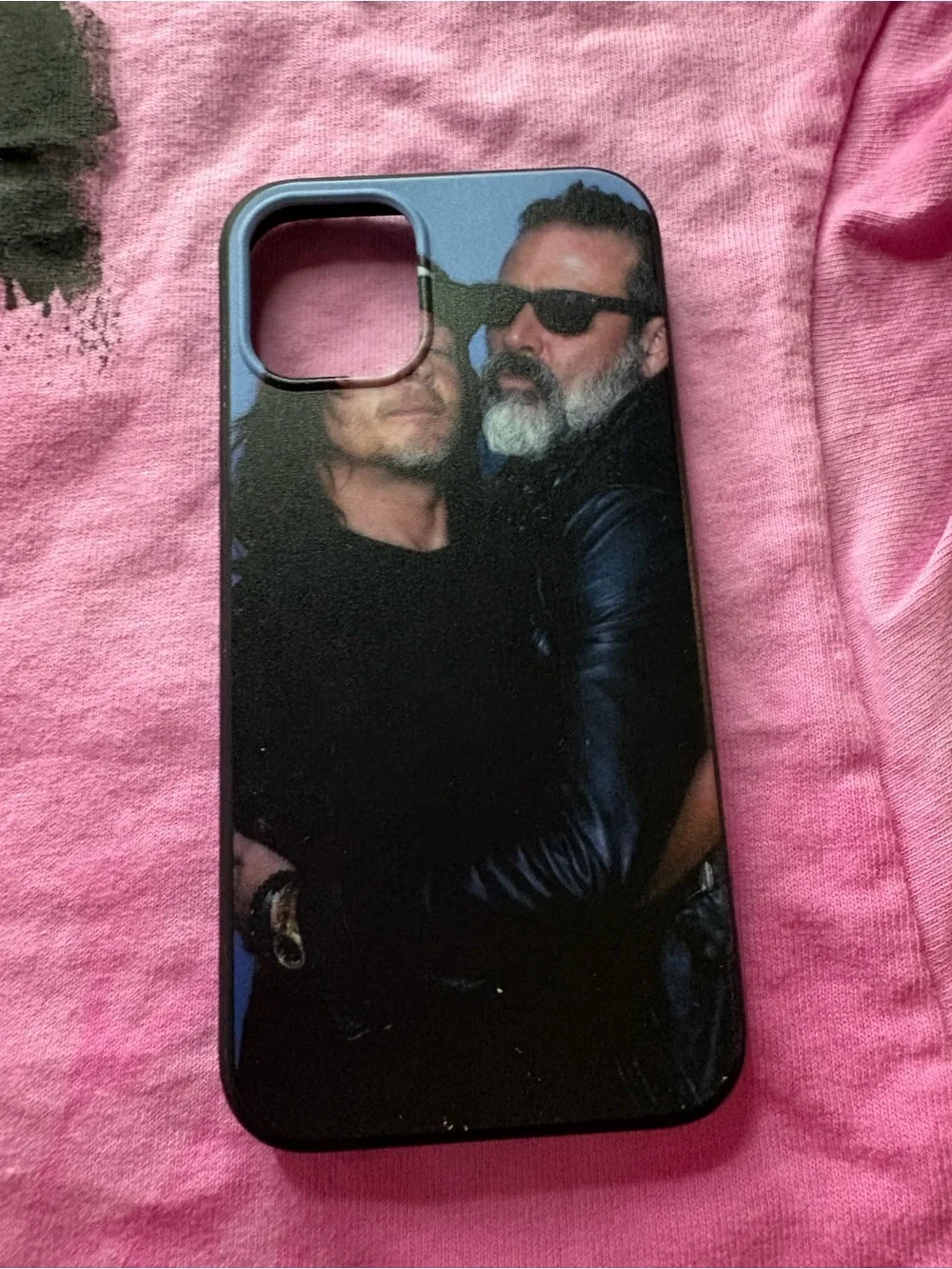 4 random Iphone 16 mini cases